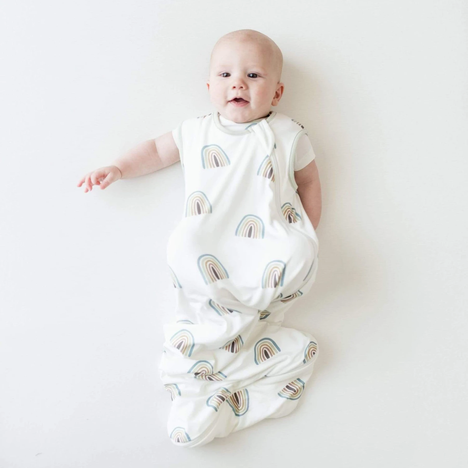 Kyte Baby Printed Sleep Bag .5 Tog - Aloe Rainbow 2 Kyte Baby Printed Sleep Bag .5 Tog - Aloe Rainbow - Image 2